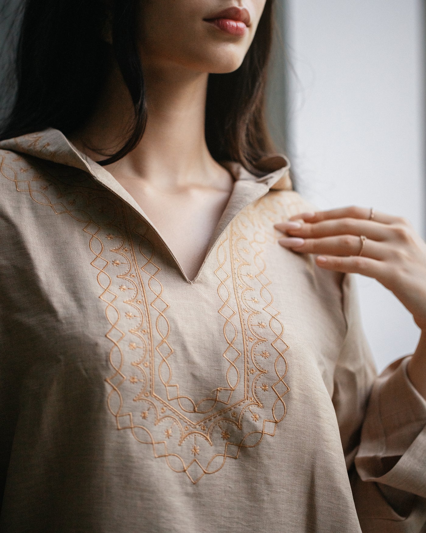 Pull à capuche en lin brodé — Femme